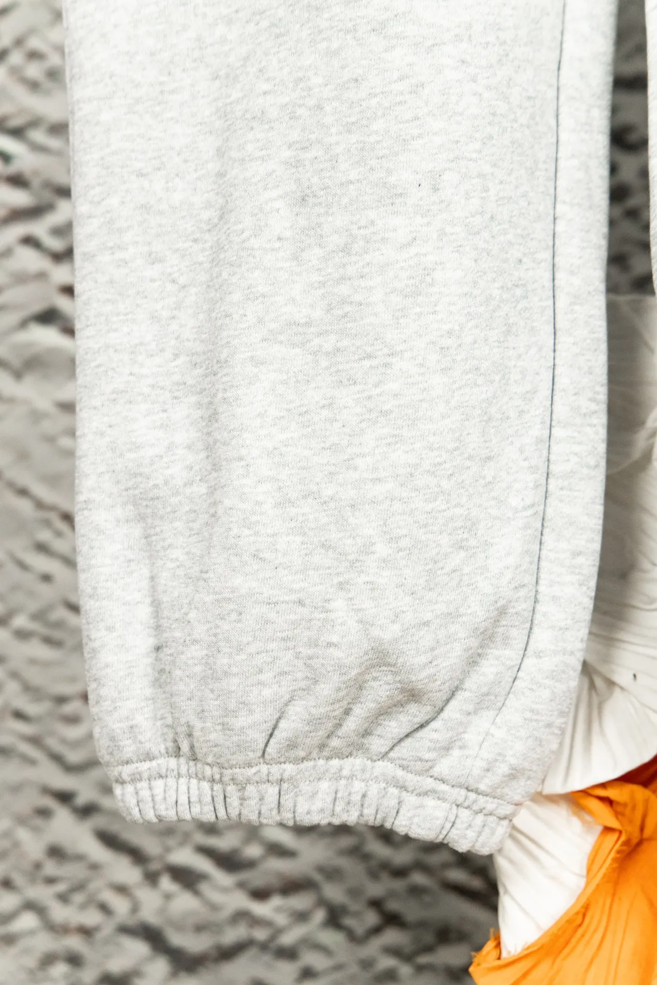 P180 model number: Y060 Ralph Lauren Ralph Lauren suit sweatpants. Pure cotton treated with anti-static technology. No dust, no lint. The elastic waist is used with a drawstring. It is very friendly to the figure. The cotton is comfortable and soft. The upper body is casual and free. Regular beveled double pockets on both sides. The white brand logo on the left leg of the trouser leg collides with the black of the pants. Although it is small, it is quite recognizable. The brand adds a young and fashionable atmosphere to the original sense of luxury. It can be called a cold-proof weapon. A simple base layer is enough to withstand the severe cold and make it more fluffy and warm. Color: gray, navy blue, black. Size: S-XL
